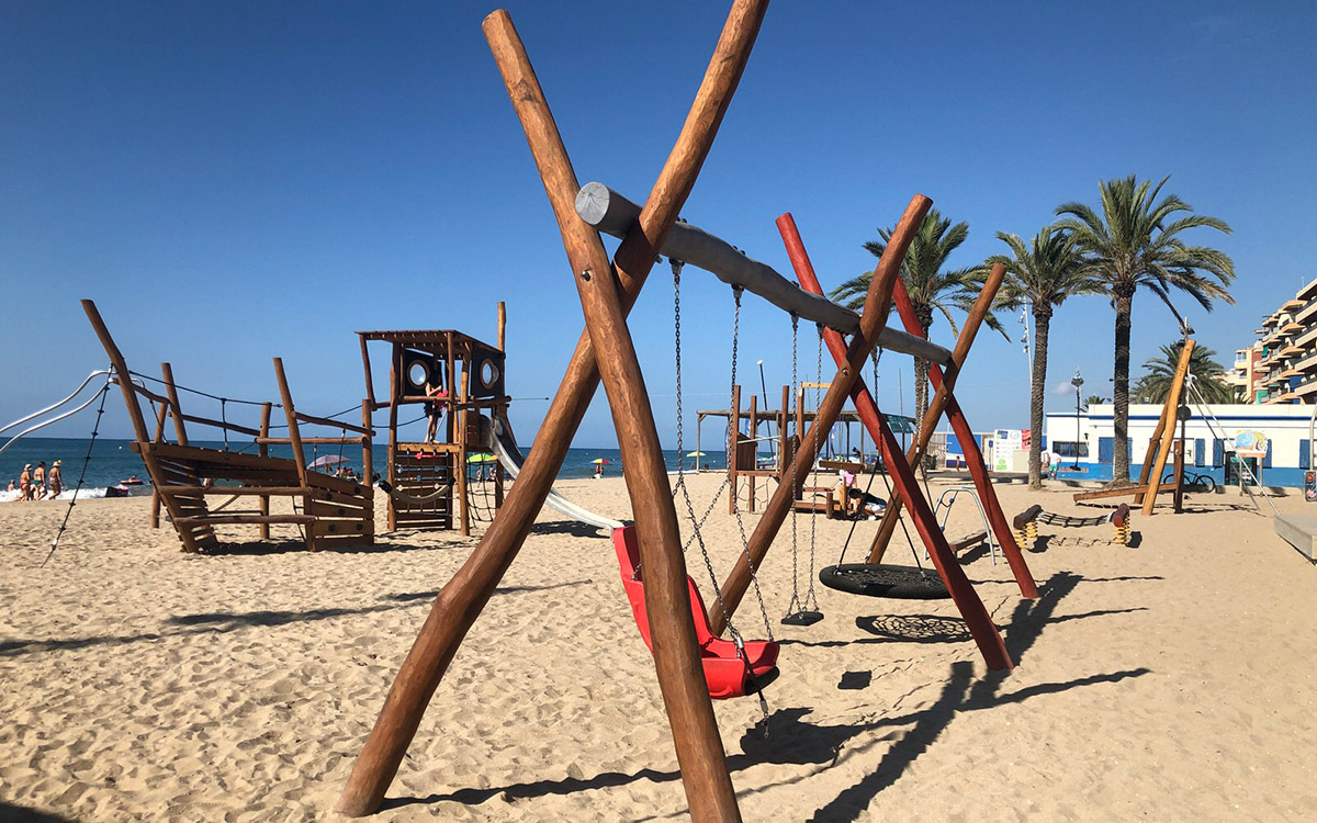 Área de juegos infantiles playa Calafell