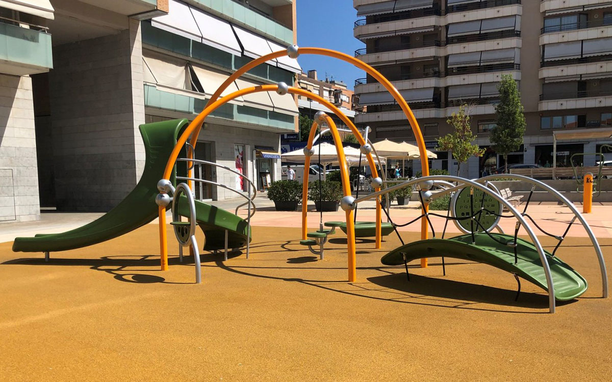 Children's game in the Simeó square selga manresa